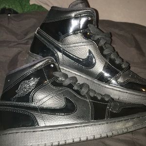 Air Jordan 1 Mid Pairs Patent And Pebbled Leather